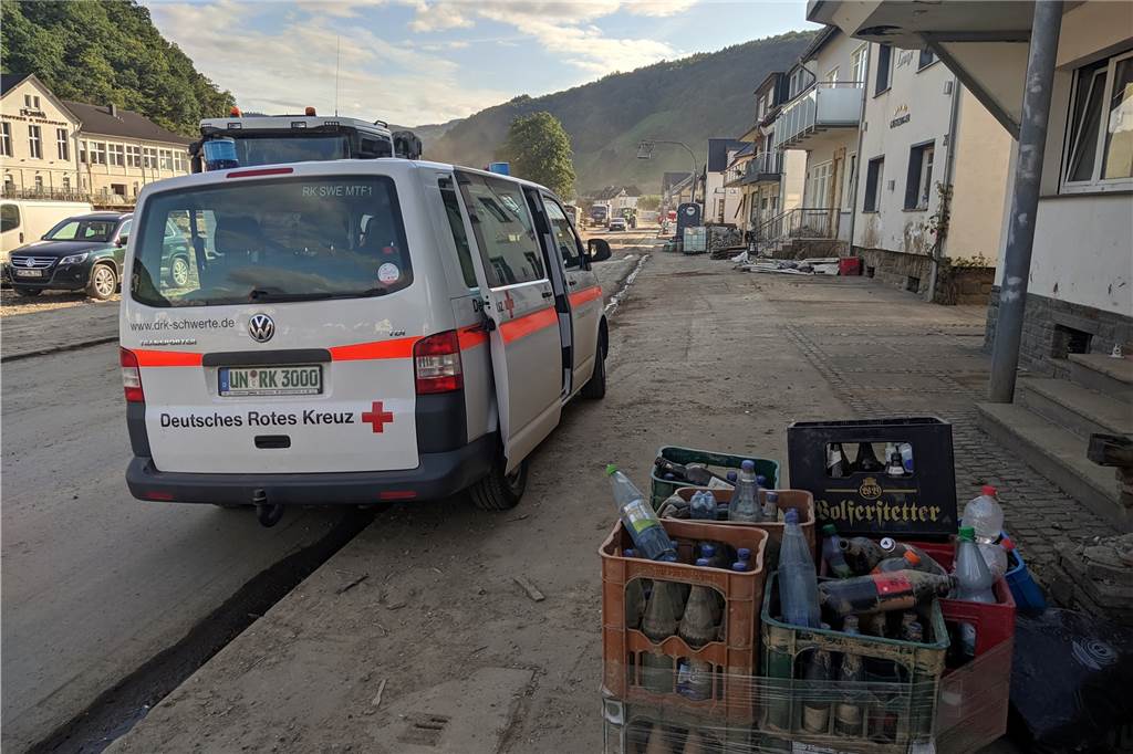 Menschen in Ahrweiler sind traumatisiert – Martin Kolöchter war für das DRK vor Ort Der Schwerter DRK-Bulli auf einer Straße, die immer noch mit Schlamm bedeckt ist. Noch gibt es im Ahrtal viel zu tun.