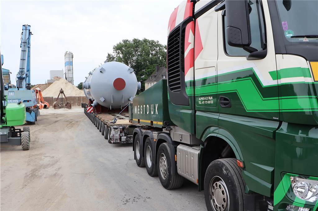 Schwertransport: Ein dicker Brocken rollte über Dorstens Straßen Der Schwertransport im Dorstener Hafen bei Tag: Mit dem Schiff kam das Bauteil in Dorsten an.