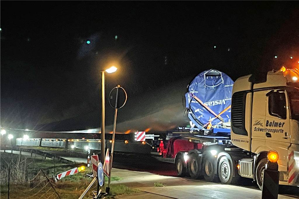 Mit Video: 80-Meter-Lkw transportiert Windrad-Flügel im Schneckentempo durch Werne Ein Schwertransport mit einem Windrad-Flügel.