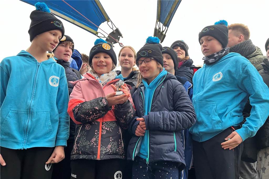 Der Schwimmverein Haltern bildete mit 41 Teilnehmern die größte Gruppe und erhielt dafür einen Preis in Form einer Skulptur.