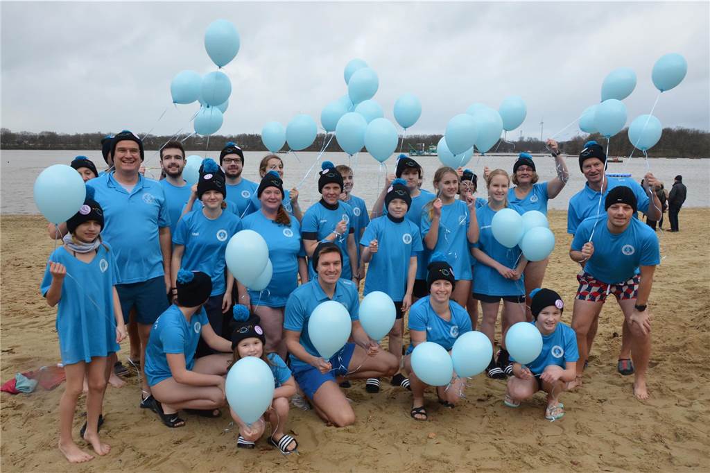 Fünftes Neujahrsschwimmen total verrückt: 590 Gäste nahmen Bad im Stausee Schwimmverein Haltern mit blauen Ballons am Stausee-Strand