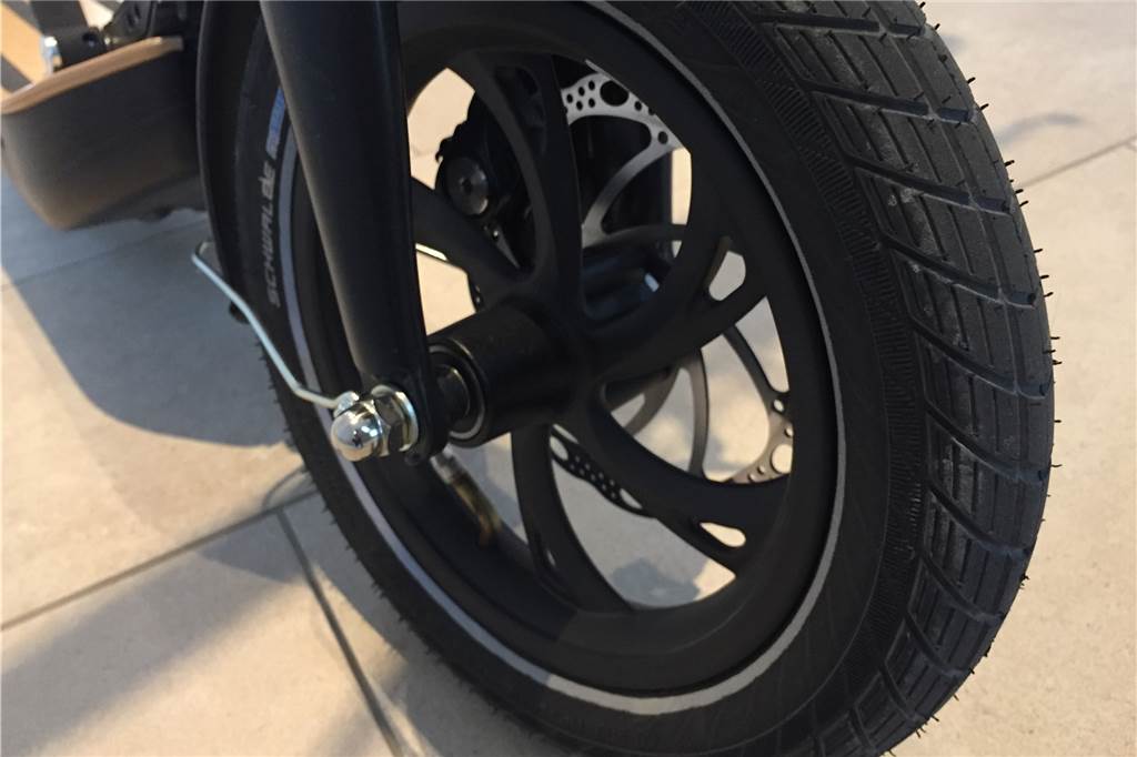 Pendeln mit dem E-Scooter ist einfach, praktisch, noch haben die E-Roller aber einen Haken Der Scooter von Metz hat Luftreifen. Das ist vor allem auf unbefestigten Wegen angenehm.
