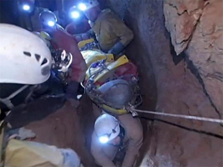 Schwierige Etappe mit verletztem Höhlenforscher Der Screenshot aus einem Video zeigt den verletzten Höhlenforscher, der durch die Riesending-Schachthöhle transportiert wird. Foto: BRK/Bergwacht Bayern