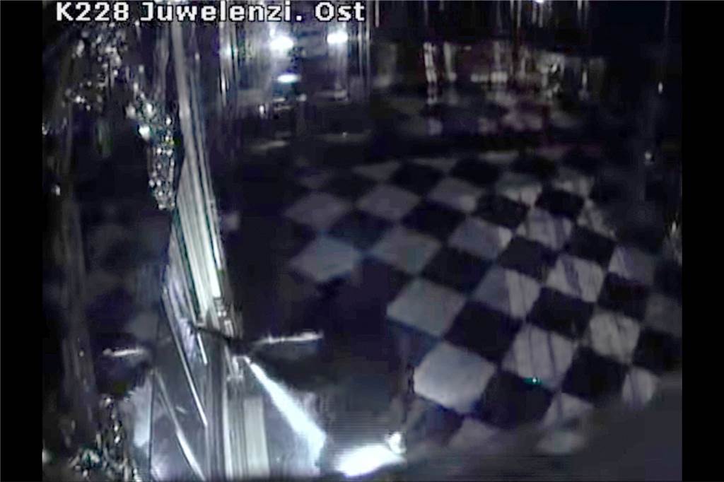 Razzia nach Dresdner Juwelendiebstahl: Drei Festnahmen, Fahndung nach zwei Verdächtigen Der Screenshot aus einem von der Polizei Sachsen veröffentlichten Überwachungsvideo zeigt den Einbruch im Grünen Gewölbe.