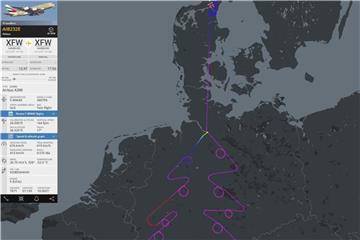 Der Screenshot der Flugverfolgungsseite Flightradar24.com zeigt den Testflug mit dem der Pilot einen riesigen Weihnachtsbaum, samt Christbaumkugeln auf den Radar gezeichnet hat. Foto: Flightradar24.com
