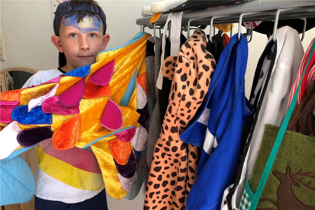 Mehr als nur Malen und Basteln: Was eine Kulturkita von anderen Kitas unterscheidet Der sechsjährige Finn zeigt die Theatergarderobe.