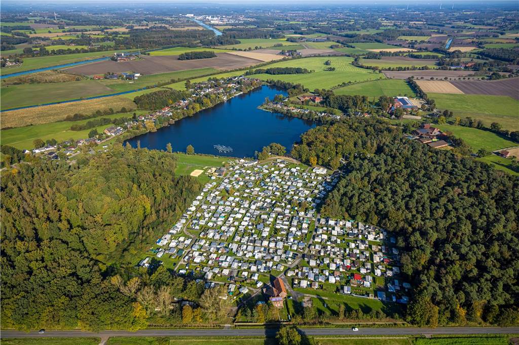 Der Seepark Ternsche ist mit dem Naturfreibad, dem Campingplatz, den kleinen Häuschen sowie dem Kletterpark mitten im Wasser ein Anziehungspunkt für Badegäste und Urlauber. Seepark Leiter Philip Grasekamp setzt genau auf dieses Gesamtkonzept - mit ruhigen Erholungsbereichen, den Ferienunterkünften und den Aktivitäten. Und es funktioniert. Denn Grasekamp hatte Anfang September bereits Buchungsanfragen für 2026 vorliegen.