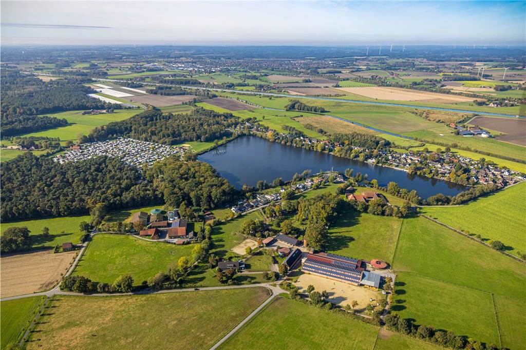 Der Seepark Ternsche ist mit dem Naturfreibad, dem Campingplatz, den kleinen Häuschen sowie dem Kletterpark mitten im Wasser ein Anziehungspunkt für Badegäste und Urlauber. Seepark Leiter Philip Grasekamp setzt genau auf dieses Gesamtkonzept - mit ruhigen Erholungsbereichen, den Ferienunterkünften und den Aktivitäten. Und es funktioniert. Denn Grasekamp hatte Anfang September bereits Buchungsanfragen für 2026 vorliegen.