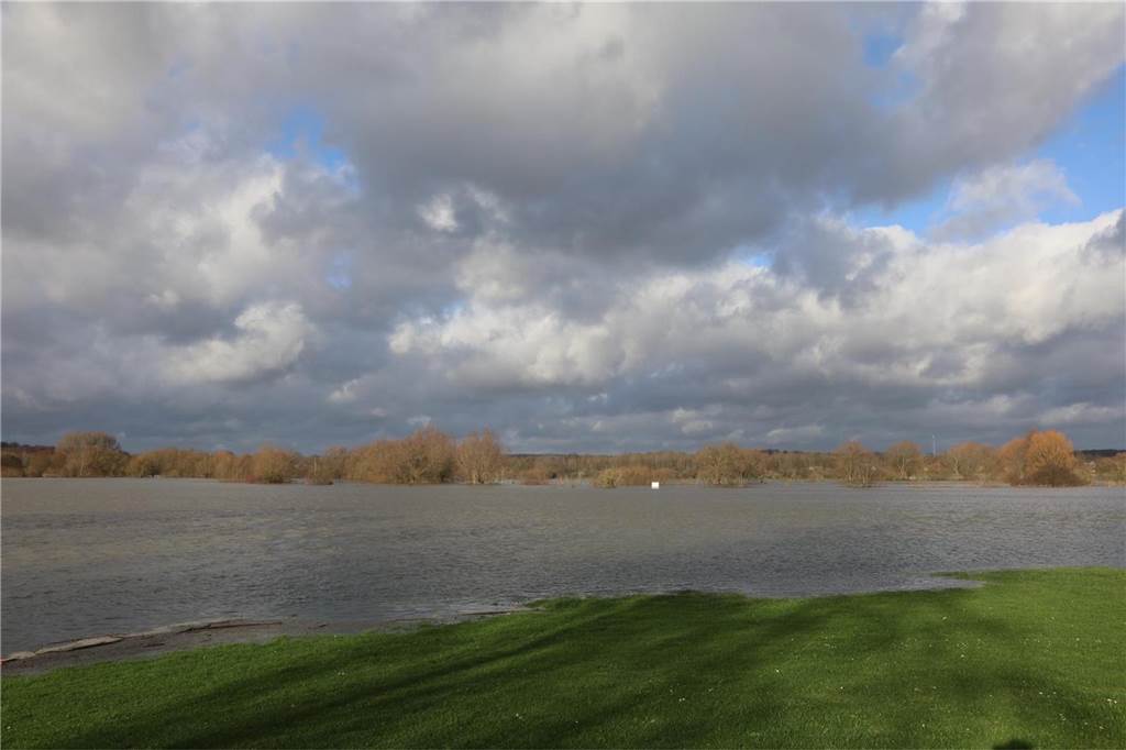 Lippe-Hochwasser: Segelflugplatz überschwemmt und nächtlicher Großeinsatz Der Segelflugplatz in Lünen wurde von den Wassermassen überspült.