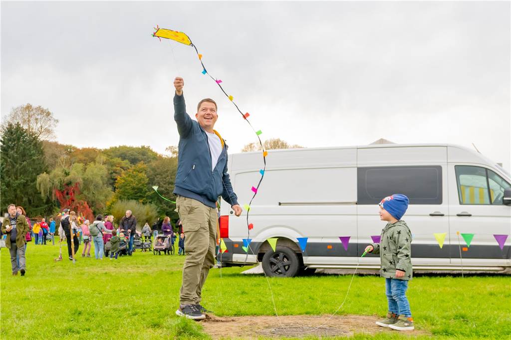 Brunnenfestival, Lünsche Mess, Drachenfest: Veranstaltungen im Überblick Vater spielt mit seinem Kind und lässt einen Drachen steigen.