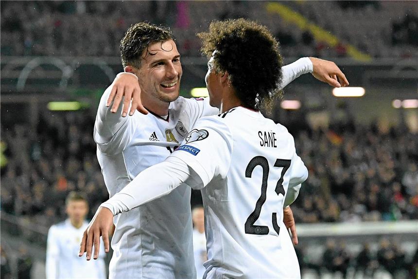 Wie Goretzka zum Retter eines ganzen Vereins wurde Der sehenswerte Hackentreffer von Leon Goretzka (l.), hier beim Jubel mit Leroy Sané, zum 1:0 gegen Aserbaidschan wurde „Tor des Monats“. Der Ex-Bochumer hat jetzt noch einmal einen Dank von seinem ehemaligen Verein erhalten.