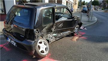 Der Seite des Lupo wurde bei dem Unfall stark eingedrückt.