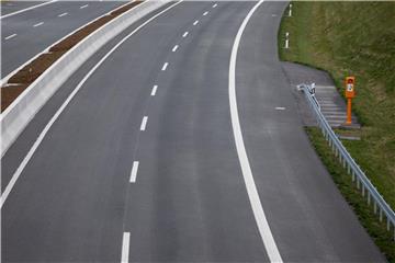 Der Seitenstreifen einer Autobahn darf nur genutzt werden, wenn ein Notfall vorliegt oder wenn er ausdrücklich als Fahrbahn freigegeben wurde. Foto: Friso Gentsch