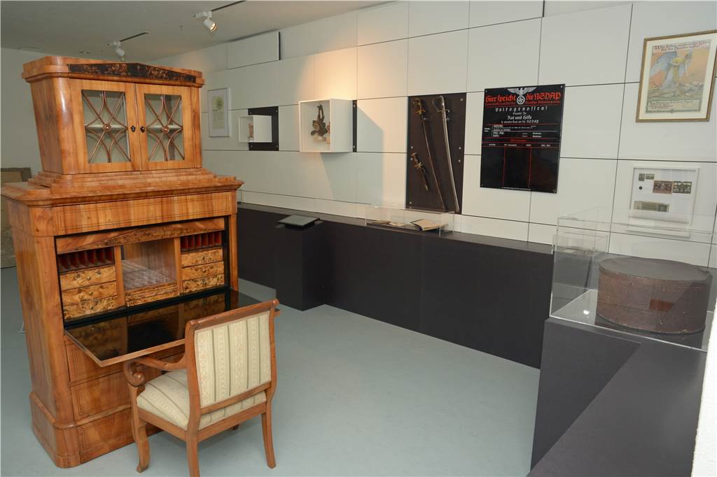 Neue Ausstellung im Stadtmuseum ist schon bald für Besucher geöffnet Der Sekretär von Marga Spiegel steht im Zentrum des Raums, in dem es insbesondere um die Zeit des Ersten und Zweiten Weltkriegs geht.