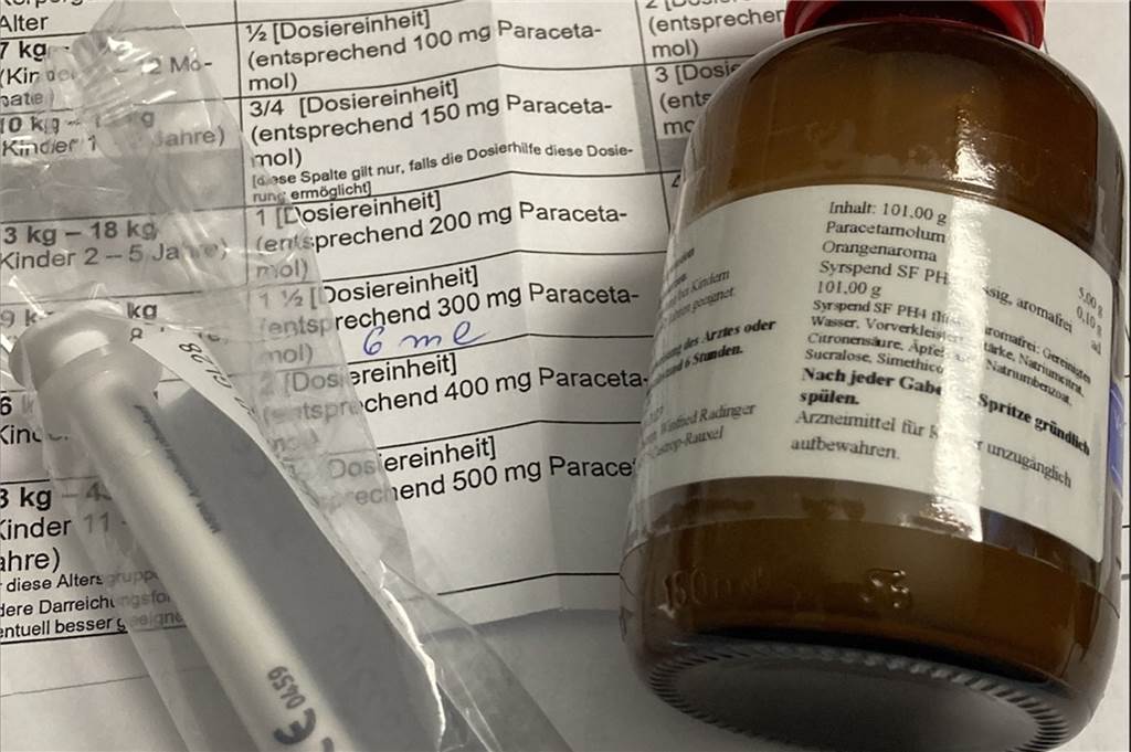 Fiebersaft für Kinder ist Mangelware: Wie Apotheken Familien trotzdem helfen Fiebersaft in einem Glasfläschchen und die Dosierungsanleitung.