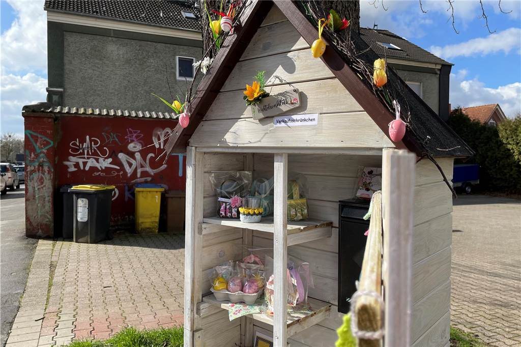 Dieses Mal mit viel Oster-Deko: Huckarder Selbstbedienungsschrank wieder geöffnet Der wiedereröffnete Selbstbedienungsschrank in der Allensteiner Straße in Huckarde