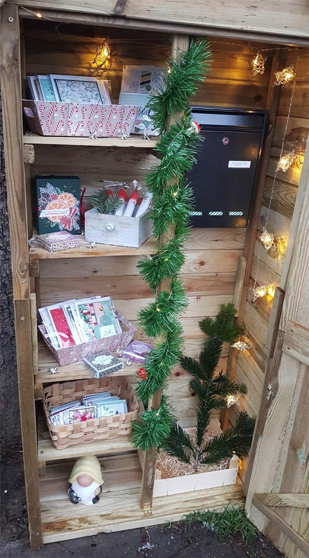 Von Geschenk- und Weihnachtskarten, über kleine Zuckerstangen bis hin zu einem kleinen Weihnachtshäuschen - All das findet man in Katja Oettels Selbstbedienungsschrank in Dortmund-Huckarde.