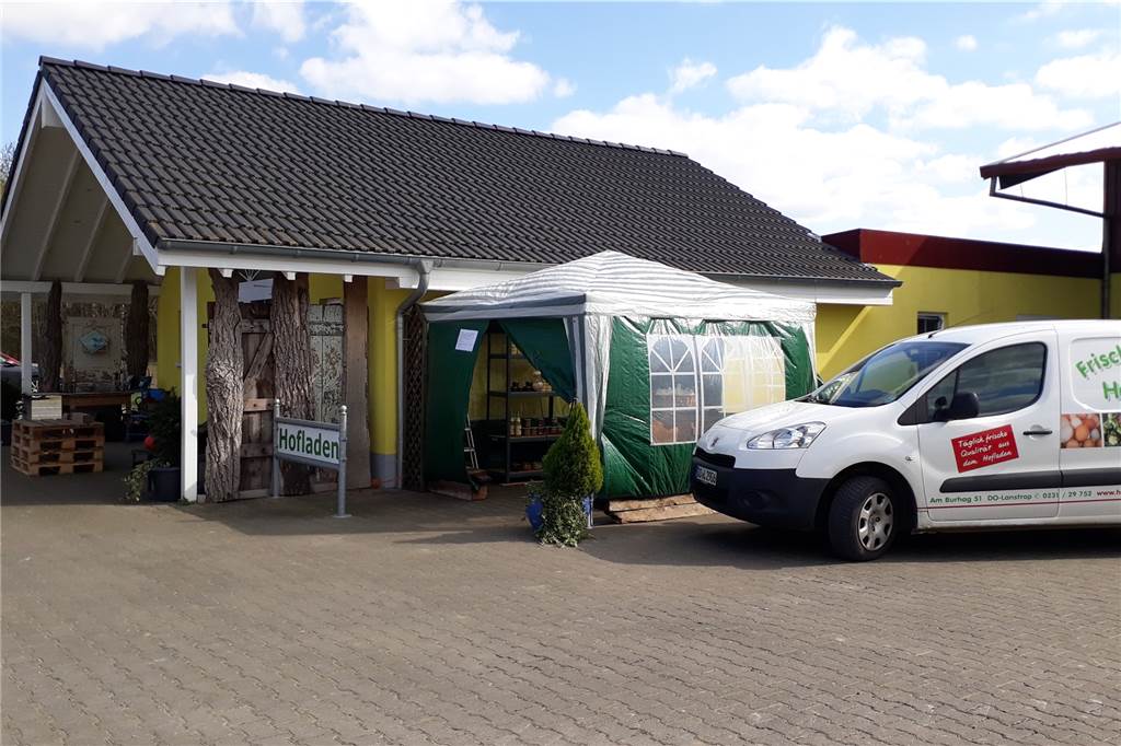 Der Selbstbedinungspavillon ist unmittelbar neben dem eigentlichen Hofladen in Lanstrop aufgebaut.