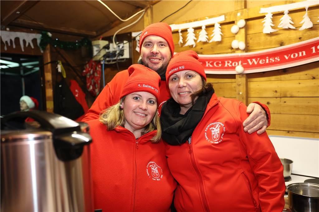 Adventsmarkt: Bürgermeister Orlowski begeistert, obwohl er verliert Der Selmer Adventsmarkt stärkt die Gemeinschaft: sowohl die der Gäste, als auch wie hier die der Aktiven aus den Vereinen und Verbänden, die auf dem Markt ihre Produkte anbieten.