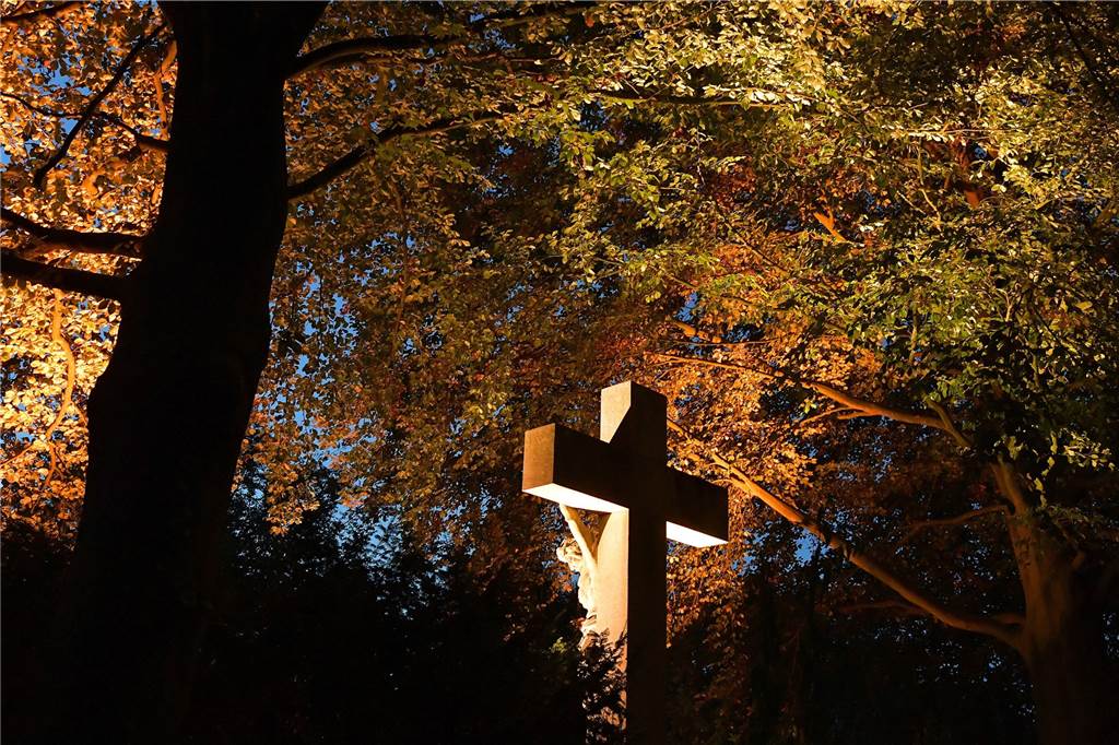 Besondere Aktion: Selm holt Tod und Sterben aus der Tabu-Ecke Der Selmer Friedhof wird am Tag des Friedhofs wieder beleuchtet.