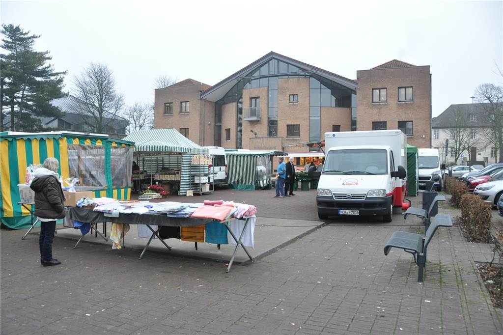 Zukunft des Wochenmarkts am Dienstag ist fraglich: Nur zwei Stände bleiben Der Selmer Wochenmarkt ist relativ klein, hat aber freitags noch ein ziemlich großes Angebot. Dienstags sieht es aktuell anders aus.