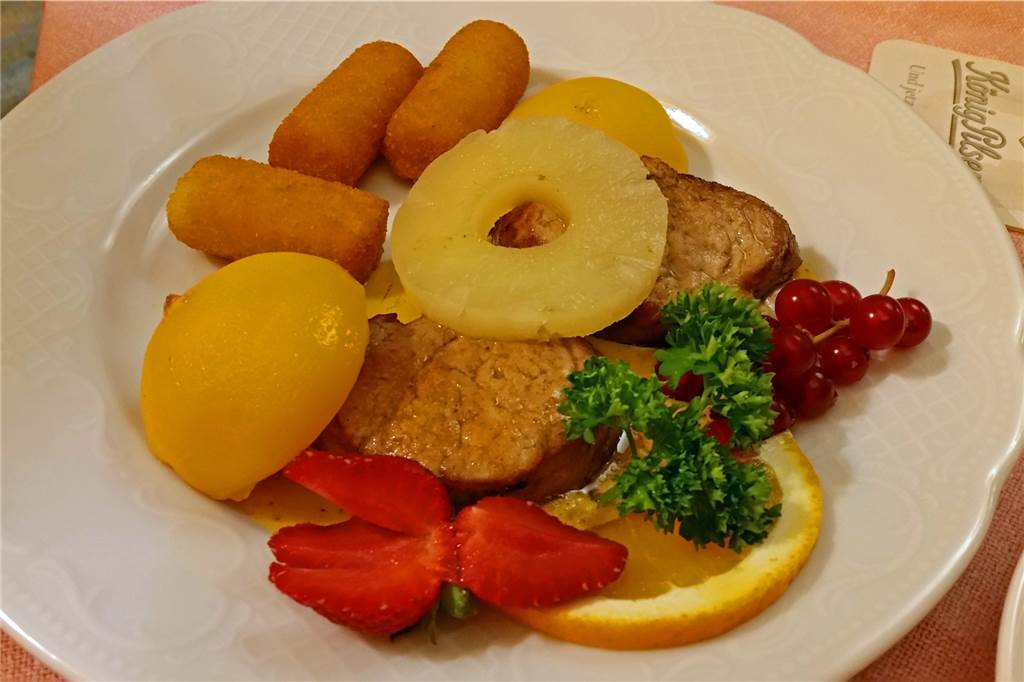 Schlemmen mitten im Grünen beim Traditionsgasthaus Voss in Quantwick Der Seniorenteller mit Schweinelendchen und Früchten
