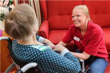 Der Seniorin freundlich zugewandt ist Pflegeassistentin Natascha Aydin im Awo-Seniorenheim Eving.