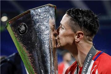 Der „sentimental wohl beste Titel“: Fernando Torres jubelt nach dem Sieg im Europa-League-Finale mit dem Pokal. Foto: Baldesca Samper/Shot for press/gtres