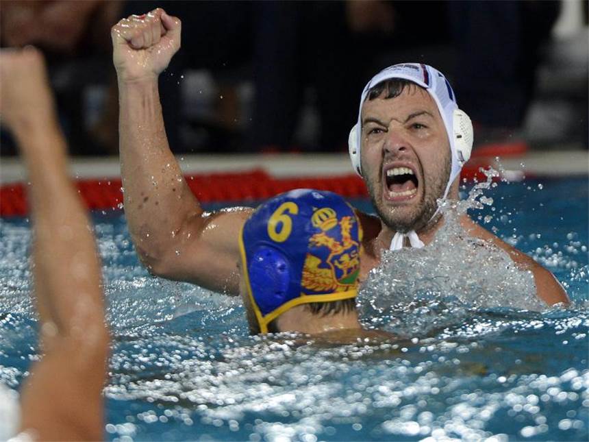 Serbiens Wasserballer verteidigen EM-Titel Der Serbe Filip Filipovic jubelt über den erneuten Titelgewinn. Foto: Tamas Kovacs