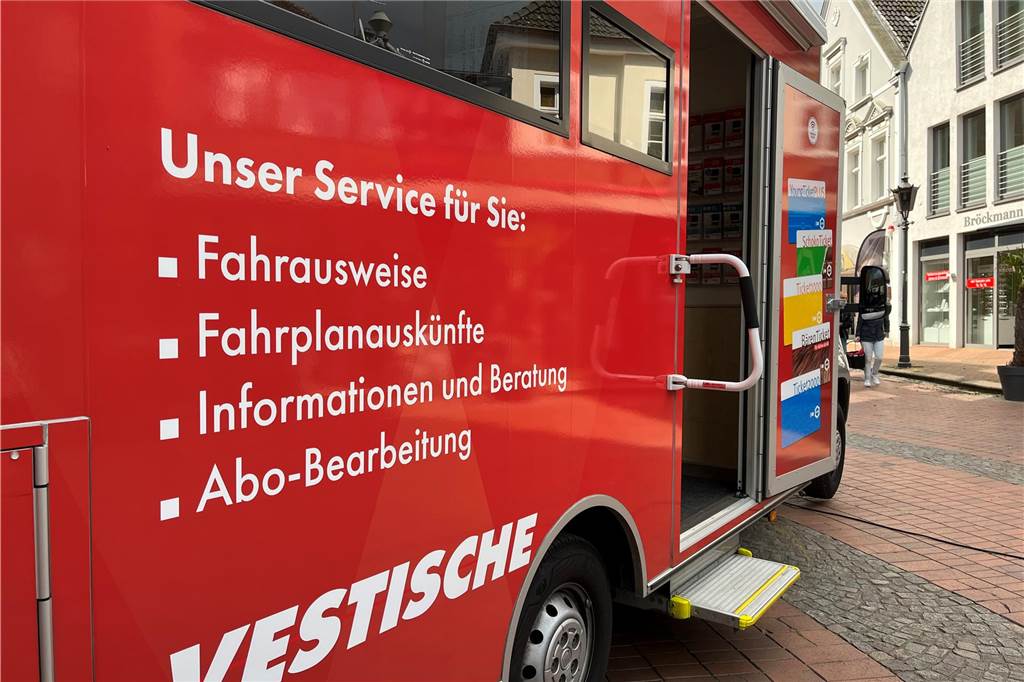 Keine VRR-Tickets in Haltern erhältlich: Service-Bus fehlt seit Wochen Die Tür des roten Busses mit weißer Aufschrift der Vestischen Straßenbahne ist offen.
