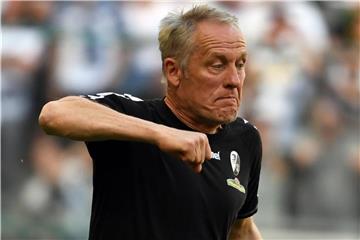 Der sichtlich gestresste Freiburger Trainer Christian Streich hofft das seine Spieler dem Druck standhalten. Foto: Federico Gambarini