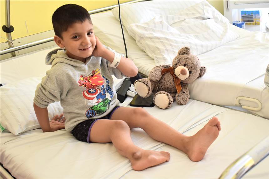 Zekrya (7) in Dortmund operiert: „In Afghanistan wäre nur die Amputation geblieben“ Der siebenjährige Zekrya ist im Dortmunder Klinikum angekommen.