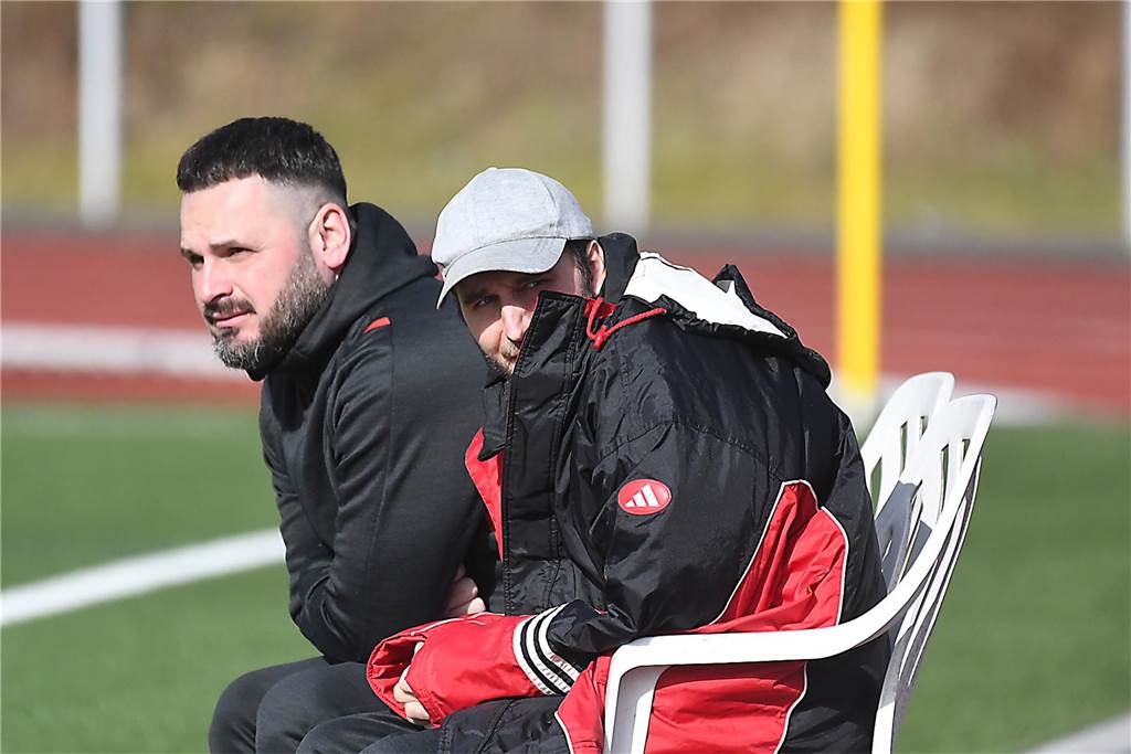 Der Sieg der SG Castrop (schwarze Trikots), Spitzenreiter der Kreisliga C2 Herne/Castrop-Rauxel, gegen den Drittletzten fiel überdeutlich aus. Die Mannschaft von Trainer Ayhan Celik gewann gegen Zonguldakspor Bickern II mit 13:0 (5:0). Dabei gingen fünf Treffer auf das Konto von Dennis Kock, der mit 43 Toren bester Schütze der Liga ist.