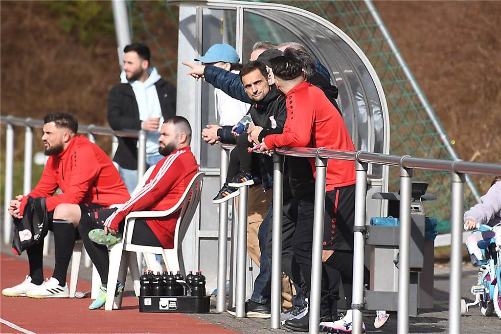 Der Sieg der SG Castrop (schwarze Trikots), Spitzenreiter der Kreisliga C2 Herne/Castrop-Rauxel, gegen den Drittletzten fiel überdeutlich aus. Die Mannschaft von Trainer Ayhan Celik gewann gegen Zonguldakspor Bickern II mit 13:0 (5:0). Dabei gingen fünf Treffer auf das Konto von Dennis Kock, der mit 43 Toren bester Schütze der Liga ist.