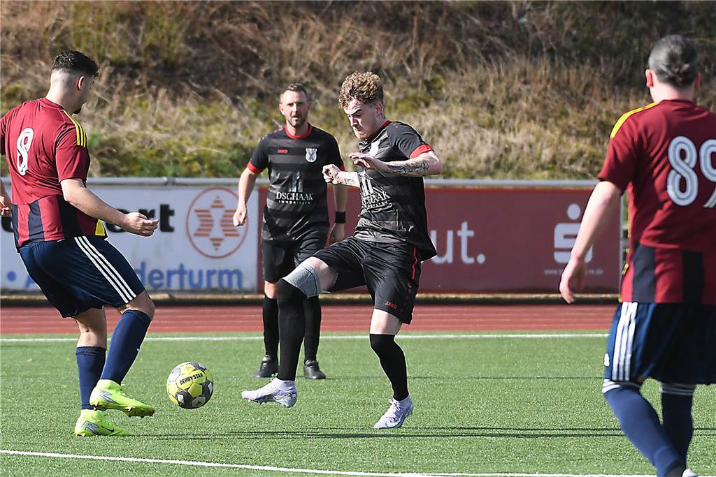Der Sieg der SG Castrop (schwarze Trikots), Spitzenreiter der Kreisliga C2 Herne/Castrop-Rauxel, gegen den Drittletzten fiel überdeutlich aus. Die Mannschaft von Trainer Ayhan Celik gewann gegen Zonguldakspor Bickern II mit 13:0 (5:0). Dabei gingen fünf Treffer auf das Konto von Dennis Kock, der mit 43 Toren bester Schütze der Liga ist.
