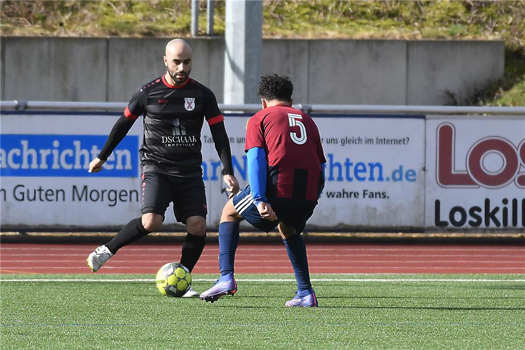 Der Sieg der SG Castrop (schwarze Trikots), Spitzenreiter der Kreisliga C2 Herne/Castrop-Rauxel, gegen den Drittletzten fiel überdeutlich aus. Die Mannschaft von Trainer Ayhan Celik gewann gegen Zonguldakspor Bickern II mit 13:0 (5:0). Dabei gingen fünf Treffer auf das Konto von Dennis Kock, der mit 43 Toren bester Schütze der Liga ist.