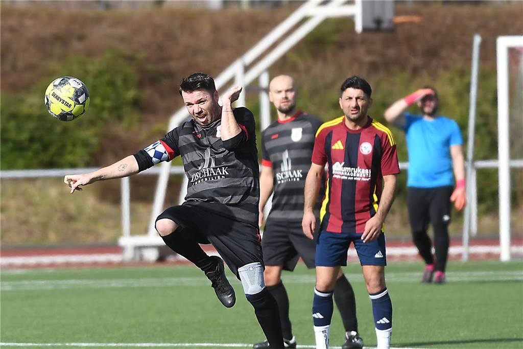 Der Sieg der SG Castrop (schwarze Trikots), Spitzenreiter der Kreisliga C2 Herne/Castrop-Rauxel, gegen den Drittletzten fiel überdeutlich aus. Die Mannschaft von Trainer Ayhan Celik gewann gegen Zonguldakspor Bickern II mit 13:0 (5:0). Dabei gingen fünf Treffer auf das Konto von Dennis Kock, der mit 43 Toren bester Schütze der Liga ist.