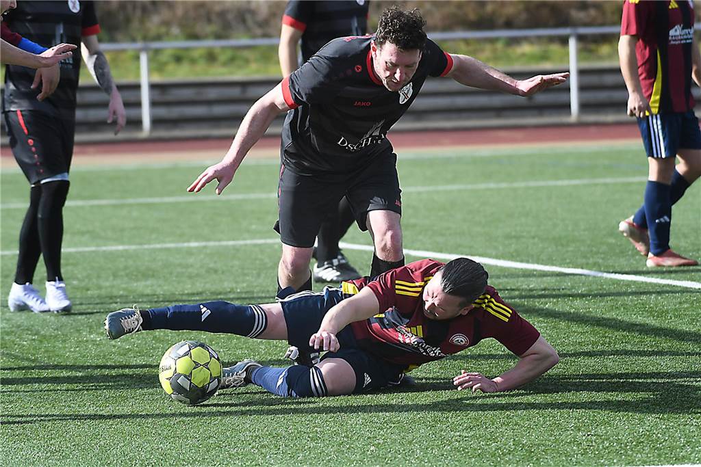 Der Sieg der SG Castrop (schwarze Trikots), Spitzenreiter der Kreisliga C2 Herne/Castrop-Rauxel, gegen den Drittletzten fiel überdeutlich aus. Die Mannschaft von Trainer Ayhan Celik gewann gegen Zonguldakspor Bickern II mit 13:0 (5:0). Dabei gingen fünf Treffer auf das Konto von Dennis Kock, der mit 43 Toren bester Schütze der Liga ist.