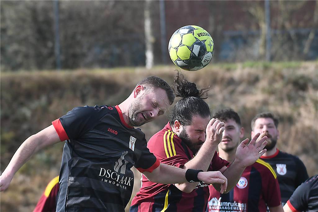 Der Sieg der SG Castrop (schwarze Trikots), Spitzenreiter der Kreisliga C2 Herne/Castrop-Rauxel, gegen den Drittletzten fiel überdeutlich aus. Die Mannschaft von Trainer Ayhan Celik gewann gegen Zonguldakspor Bickern II mit 13:0 (5:0). Dabei gingen fünf Treffer auf das Konto von Dennis Kock, der mit 43 Toren bester Schütze der Liga ist.