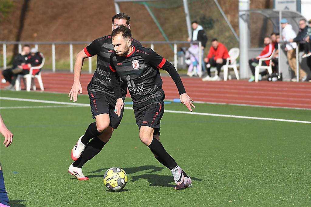 Der Sieg der SG Castrop (schwarze Trikots), Spitzenreiter der Kreisliga C2 Herne/Castrop-Rauxel, gegen den Drittletzten fiel überdeutlich aus. Die Mannschaft von Trainer Ayhan Celik gewann gegen Zonguldakspor Bickern II mit 13:0 (5:0). Dabei gingen fünf Treffer auf das Konto von Dennis Kock, der mit 43 Toren bester Schütze der Liga ist.