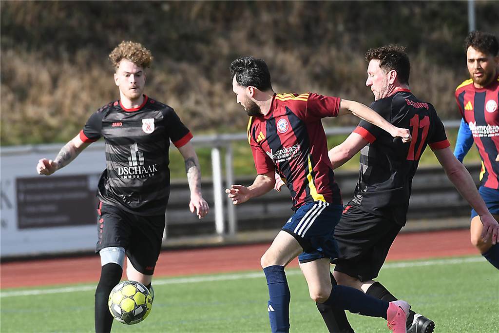 Der Sieg der SG Castrop (schwarze Trikots), Spitzenreiter der Kreisliga C2 Herne/Castrop-Rauxel, gegen den Drittletzten fiel überdeutlich aus. Die Mannschaft von Trainer Ayhan Celik gewann gegen Zonguldakspor Bickern II mit 13:0 (5:0). Dabei gingen fünf Treffer auf das Konto von Dennis Kock, der mit 43 Toren bester Schütze der Liga ist.