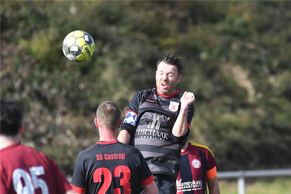 Der Sieg der SG Castrop (schwarze Trikots), Spitzenreiter der Kreisliga C2 Herne/Castrop-Rauxel, gegen den Drittletzten fiel überdeutlich aus. Die Mannschaft von Trainer Ayhan Celik gewann gegen Zonguldakspor Bickern II mit 13:0 (5:0). Dabei gingen fünf Treffer auf das Konto von Dennis Kock, der mit 43 Toren bester Schütze der Liga ist.