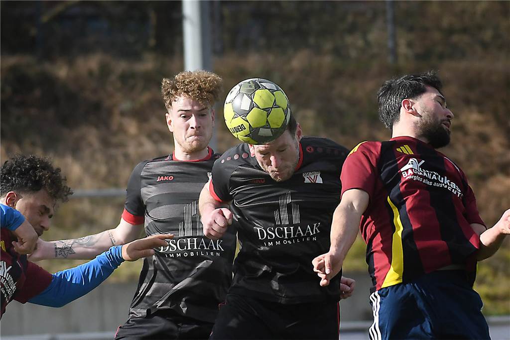 Der Sieg der SG Castrop (schwarze Trikots), Spitzenreiter der Kreisliga C2 Herne/Castrop-Rauxel, gegen den Drittletzten fiel überdeutlich aus. Die Mannschaft von Trainer Ayhan Celik gewann gegen Zonguldakspor Bickern II mit 13:0 (5:0). Dabei gingen fünf Treffer auf das Konto von Dennis Kock, der mit 43 Toren bester Schütze der Liga ist.