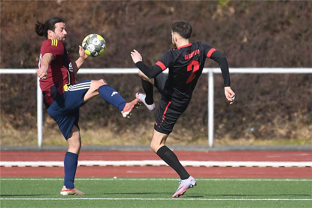 Der Sieg der SG Castrop (schwarze Trikots), Spitzenreiter der Kreisliga C2 Herne/Castrop-Rauxel, gegen den Drittletzten fiel überdeutlich aus. Die Mannschaft von Trainer Ayhan Celik gewann gegen Zonguldakspor Bickern II mit 13:0 (5:0). Dabei gingen fünf Treffer auf das Konto von Dennis Kock, der mit 43 Toren bester Schütze der Liga ist.