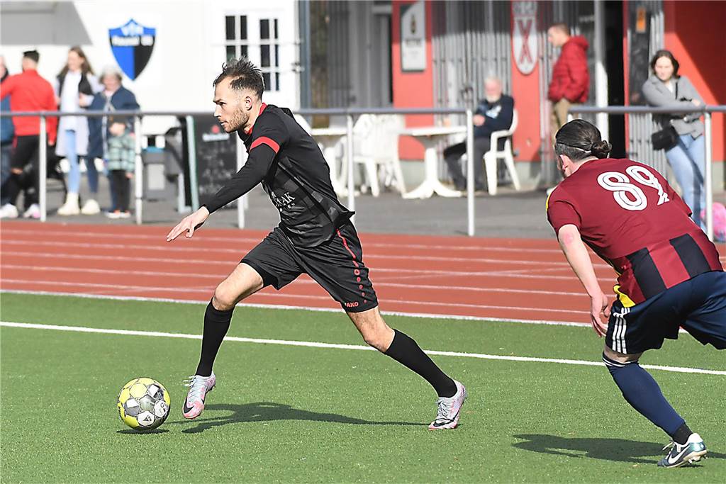 Der Sieg der SG Castrop (schwarze Trikots), Spitzenreiter der Kreisliga C2 Herne/Castrop-Rauxel, gegen den Drittletzten fiel überdeutlich aus. Die Mannschaft von Trainer Ayhan Celik gewann gegen Zonguldakspor Bickern II mit 13:0 (5:0). Dabei gingen fünf Treffer auf das Konto von Dennis Kock, der mit 43 Toren bester Schütze der Liga ist.
