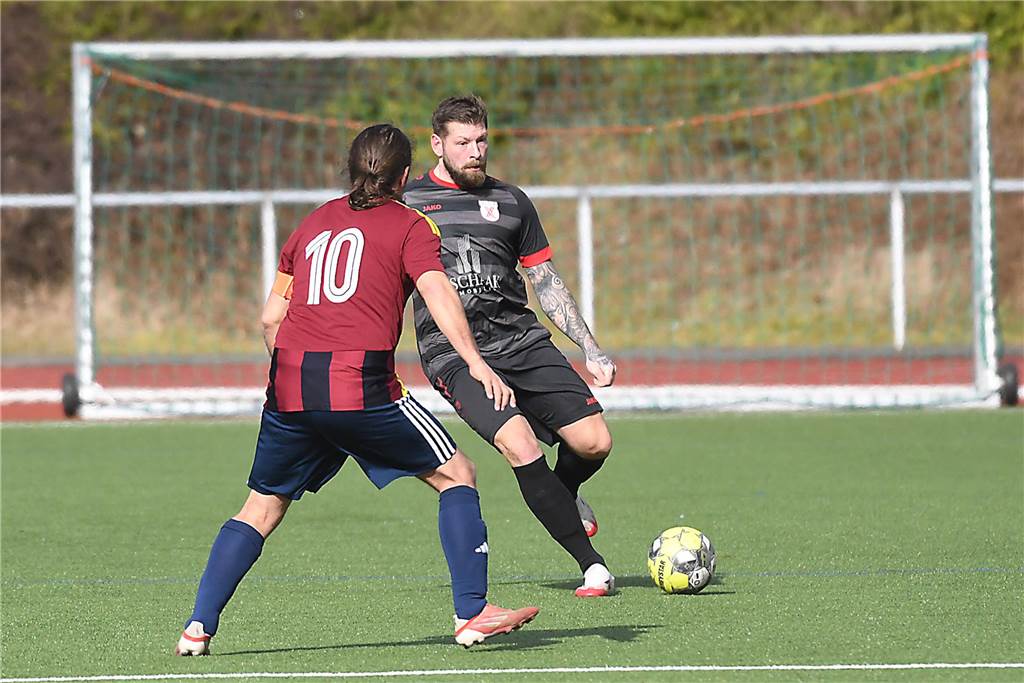 Der Sieg der SG Castrop (schwarze Trikots), Spitzenreiter der Kreisliga C2 Herne/Castrop-Rauxel, gegen den Drittletzten fiel überdeutlich aus. Die Mannschaft von Trainer Ayhan Celik gewann gegen Zonguldakspor Bickern II mit 13:0 (5:0). Dabei gingen fünf Treffer auf das Konto von Dennis Kock, der mit 43 Toren bester Schütze der Liga ist.