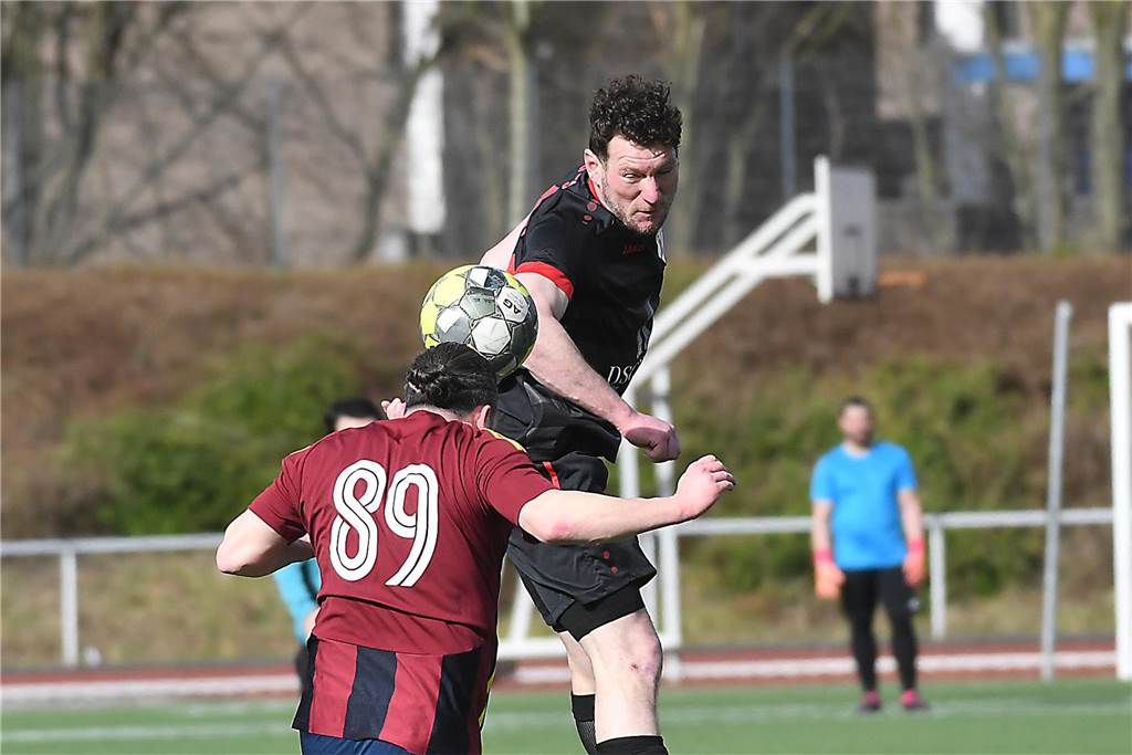 Der Sieg der SG Castrop (schwarze Trikots), Spitzenreiter der Kreisliga C2 Herne/Castrop-Rauxel, gegen den Drittletzten fiel überdeutlich aus. Die Mannschaft von Trainer Ayhan Celik gewann gegen Zonguldakspor Bickern II mit 13:0 (5:0). Dabei gingen fünf Treffer auf das Konto von Dennis Kock, der mit 43 Toren bester Schütze der Liga ist.
