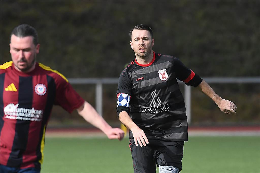Der Sieg der SG Castrop (schwarze Trikots), Spitzenreiter der Kreisliga C2 Herne/Castrop-Rauxel, gegen den Drittletzten fiel überdeutlich aus. Die Mannschaft von Trainer Ayhan Celik gewann gegen Zonguldakspor Bickern II mit 13:0 (5:0). Dabei gingen fünf Treffer auf das Konto von Dennis Kock, der mit 43 Toren bester Schütze der Liga ist.