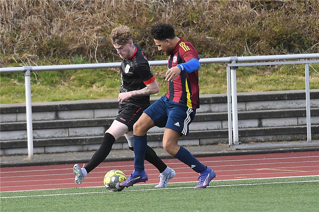 Der Sieg der SG Castrop (schwarze Trikots), Spitzenreiter der Kreisliga C2 Herne/Castrop-Rauxel, gegen den Drittletzten fiel überdeutlich aus. Die Mannschaft von Trainer Ayhan Celik gewann gegen Zonguldakspor Bickern II mit 13:0 (5:0). Dabei gingen fünf Treffer auf das Konto von Dennis Kock, der mit 43 Toren bester Schütze der Liga ist.