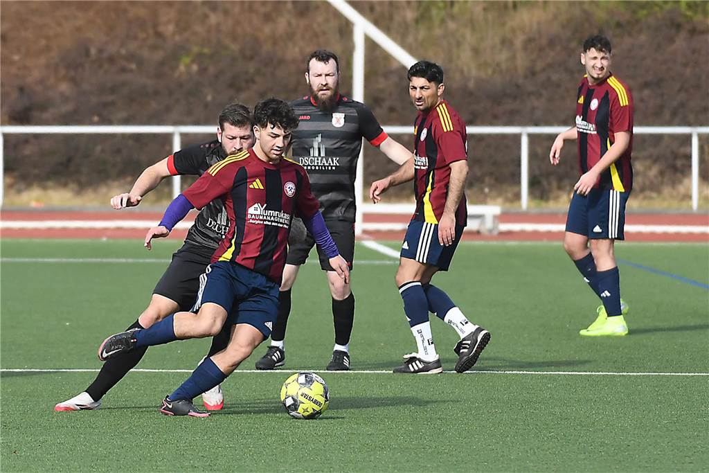 Der Sieg der SG Castrop (schwarze Trikots), Spitzenreiter der Kreisliga C2 Herne/Castrop-Rauxel, gegen den Drittletzten fiel überdeutlich aus. Die Mannschaft von Trainer Ayhan Celik gewann gegen Zonguldakspor Bickern II mit 13:0 (5:0). Dabei gingen fünf Treffer auf das Konto von Dennis Kock, der mit 43 Toren bester Schütze der Liga ist.